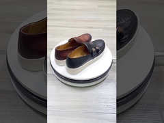 Homens escorregam no tênis