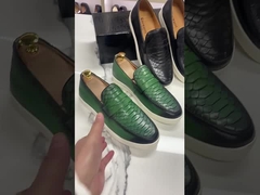 Homens escorregam no tênis