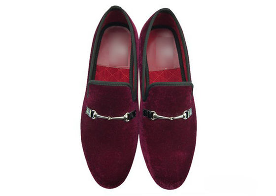 Roupas de veludo vermelho, calçados confortáveis.