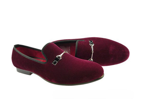 Roupas de veludo vermelho, calçados confortáveis.