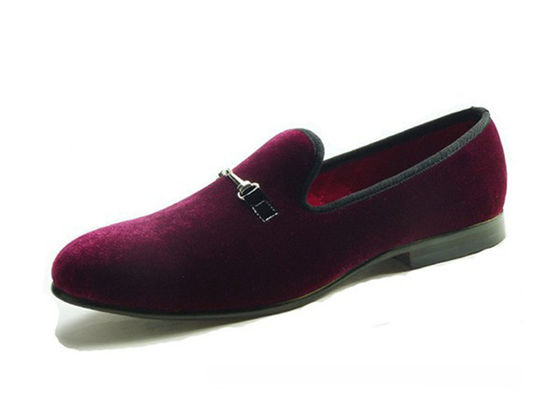Roupas de veludo vermelho, calçados confortáveis.