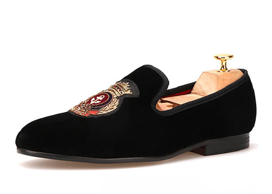 Loafers de veludo bordados de estilo real Sapatilhas de veludo de luxo para homens