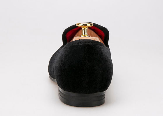 Loafers de veludo bordados de estilo real Sapatilhas de veludo de luxo para homens