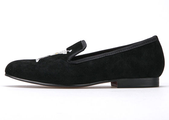 Embroidery Men Velvet Loafers Men Black Smoking Slippers With Wine Glass Design (Sapatilhas de fumador pretas para homens com desenho em vidro de vinho)