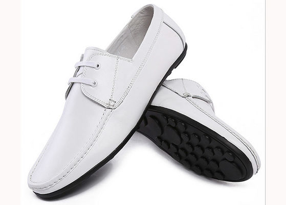 Pés de vaca brancos, sapatos de negócios, calçados modernos.
