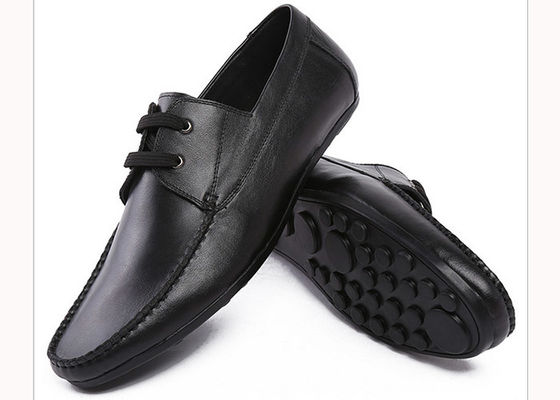 Pés de vaca brancos, sapatos de negócios, calçados modernos.
