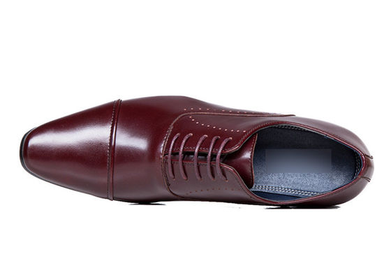 Tamanho normal esculpido para homens, sapatos de ponta, adultos, sapatos de renda castanho.