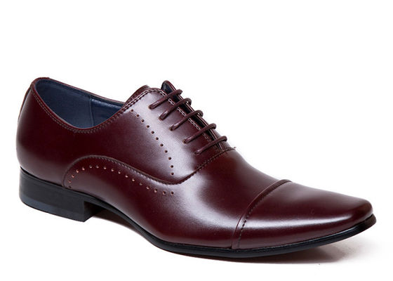 Tamanho normal esculpido para homens, sapatos de ponta, adultos, sapatos de renda castanho.