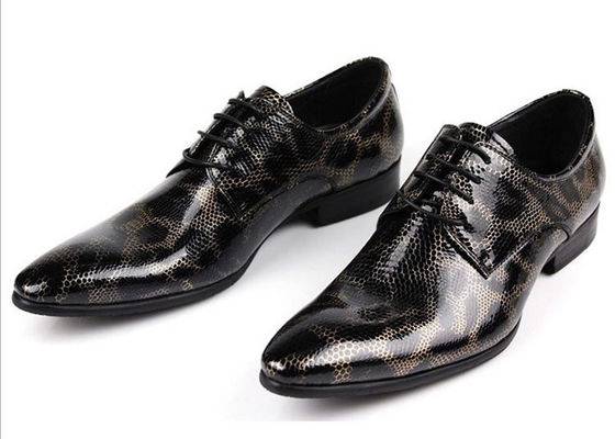 Estilo crocodilo, calçados negros, moda, clube noturno, calçados de pele de cobra.