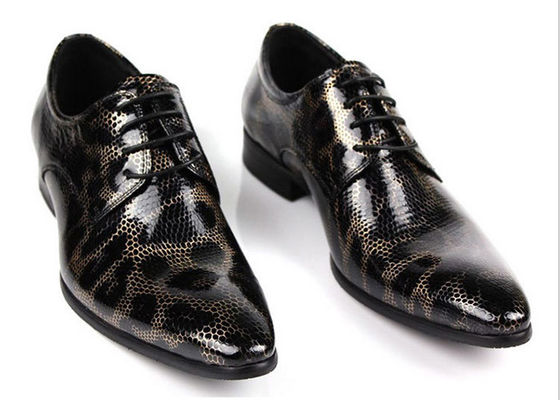 Estilo crocodilo, calçados negros, moda, clube noturno, calçados de pele de cobra.