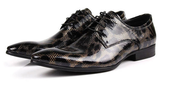 Estilo crocodilo, calçados negros, moda, clube noturno, calçados de pele de cobra.