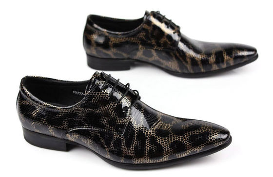 Estilo crocodilo, calçados negros, moda, clube noturno, calçados de pele de cobra.