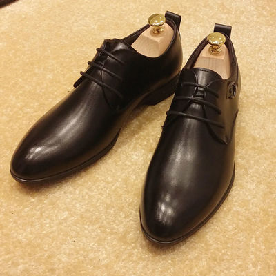Sapatos italianos de couro genuíno para casamento, sapatos negros com atacadores.