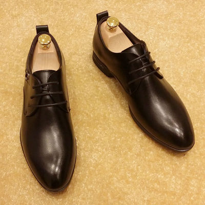 Sapatos italianos de couro genuíno para casamento, sapatos negros com atacadores.