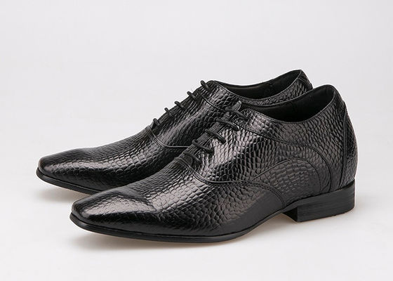 Sapatos de elevador, dedos afiados, patente preta, calçado de couro Oxford.