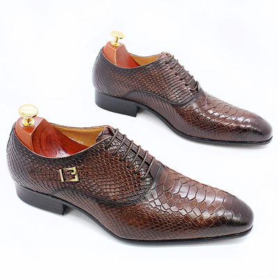 Calçados de couro de patente masculino de salto baixo de homens com dedo pontiagudo Calçados de vestido com padrão de cobra falsa