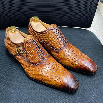 Calçados de couro de patente masculino de salto baixo de homens com dedo pontiagudo Calçados de vestido com padrão de cobra falsa