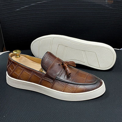 Calçado de salto baixo para homens Slip On Tassel Calçado preto / castanho para homens Calçado casual de couro genuíno