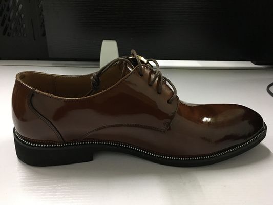 Calçados de negócios para homens Calçados de brogue casual para homens Calçados de vestido para homens feitos à mão