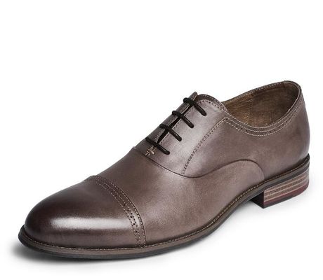Pés redondos, sapatos de moda masculina, atacadores, atacadores de Oxford castanho escuro.