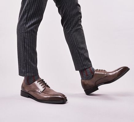 Homens feitos à mão Sapatos de couro Patente preta Pedaço quadrado Pedaço listrado Homens sapatos de casamento