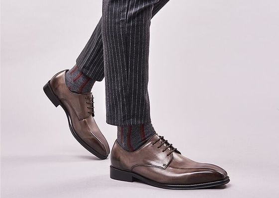 Homens feitos à mão Sapatos de couro Patente preta Pedaço quadrado Pedaço listrado Homens sapatos de casamento