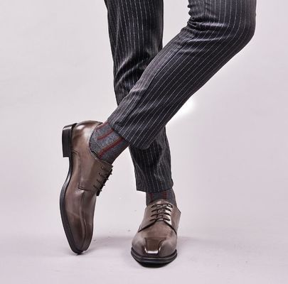 Homens feitos à mão Sapatos de couro Patente preta Pedaço quadrado Pedaço listrado Homens sapatos de casamento