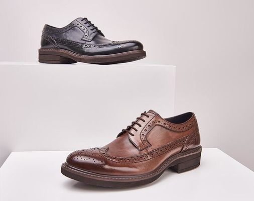 Sapatos clássicos de casal de couro para homens, sapatos de couro casual para homens.