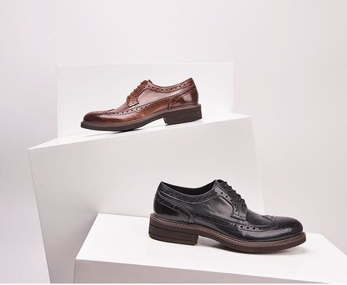 Sapatos clássicos de casal de couro para homens, sapatos de couro casual para homens.