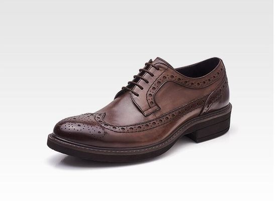 Sapatos clássicos de casal de couro para homens, sapatos de couro casual para homens.
