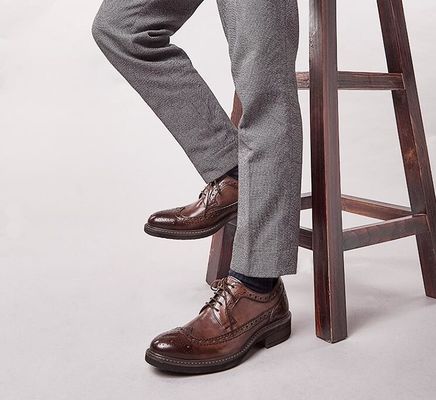 Sapatos clássicos de casal de couro para homens, sapatos de couro casual para homens.