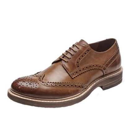 Calçados de couro masculinos, feitos à mão, de cor castanha, com cordel.