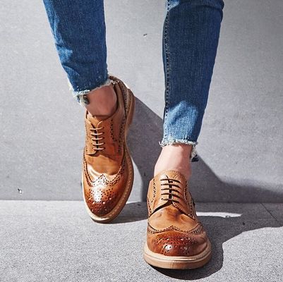 Calçados de couro masculinos, feitos à mão, de cor castanha, com cordel.