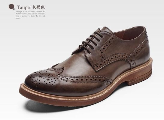 Calçados de couro masculinos, feitos à mão, de cor castanha, com cordel.