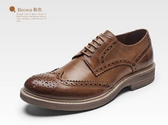 Calçados de couro masculinos, feitos à mão, de cor castanha, com cordel.
