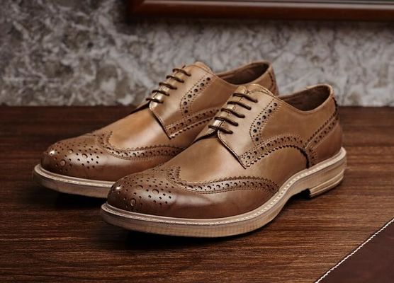 Calçados de couro masculinos, feitos à mão, de cor castanha, com cordel.