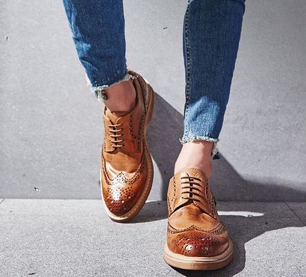 Calçados de couro masculinos, feitos à mão, de cor castanha, com cordel.