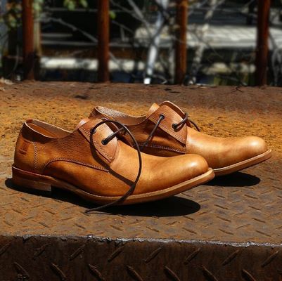 Calçados de forma masculina de couro puro, calçados de couro masculino feitos à mão.