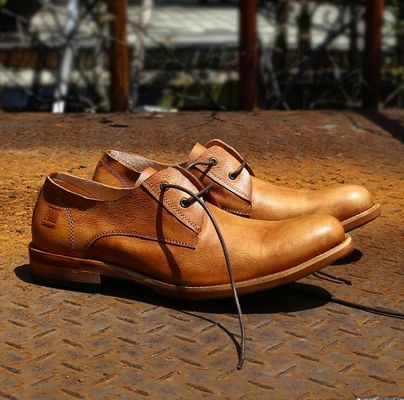 Calçados de forma masculina de couro puro, calçados de couro masculino feitos à mão.