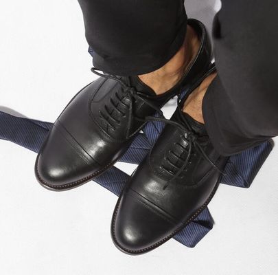 Sapatos de pele masculina com conforto e design de dedos pontiagudos