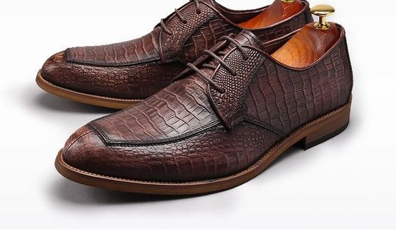 Sapatos de couro de patente preta para homens, sapatos de freio duplo feitos à mão.