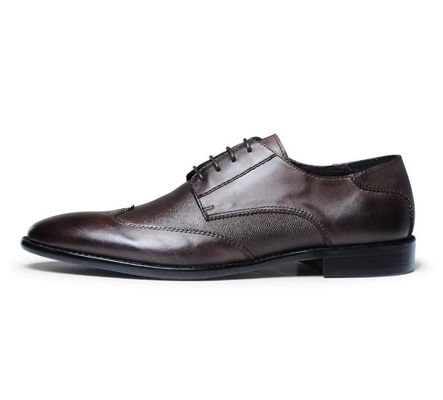 Sapatos de roupa de couro masculino de design italiano.