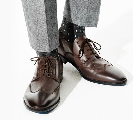 Sapatos de roupa de couro masculino de design italiano.