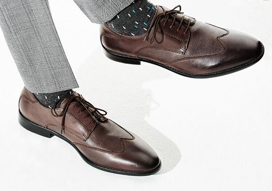 Sapatos de roupa de couro masculino de design italiano.