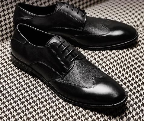 Sapatos de roupa de couro masculino de design italiano.