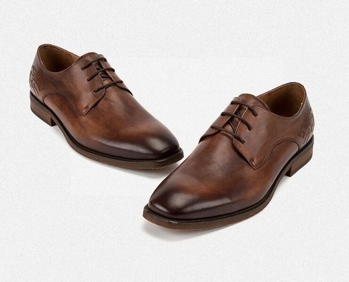 Homens de escritório vestidos de forma formal, sapatos italianos de couro genuíno.