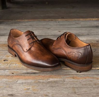 Homens de escritório vestidos de forma formal, sapatos italianos de couro genuíno.