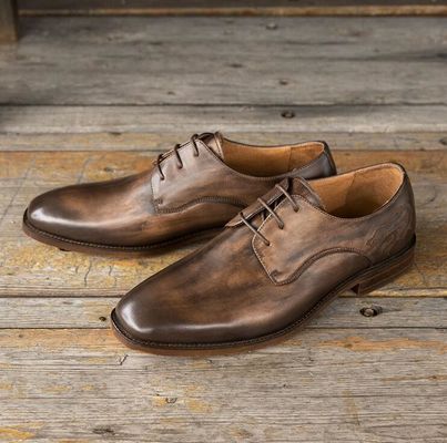 Homens de escritório vestidos de forma formal, sapatos italianos de couro genuíno.