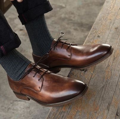 Homens de escritório vestidos de forma formal, sapatos italianos de couro genuíno.