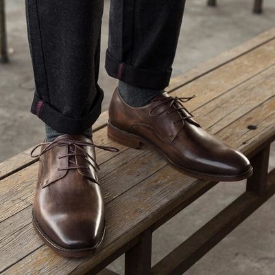 Homens de escritório vestidos de forma formal, sapatos italianos de couro genuíno.